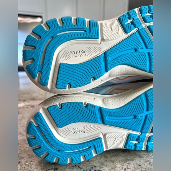 Brooks Adrenaline GTS 23 Women's Coconut Papaya - Picture 9 of 15